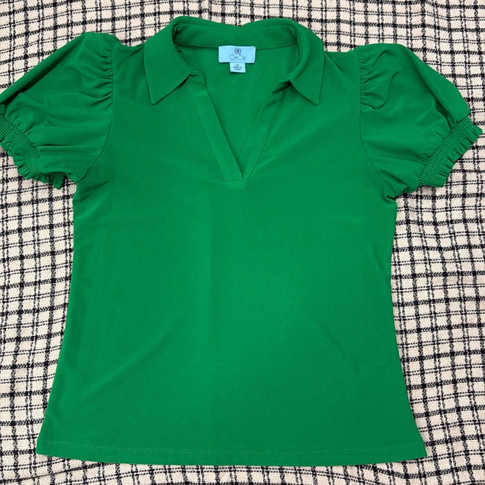 CeCe Green short sleeve top with ruffled sleeves and collar, XS
